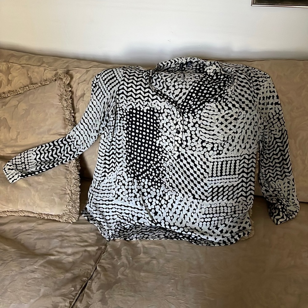 Blouse 100% polyester.